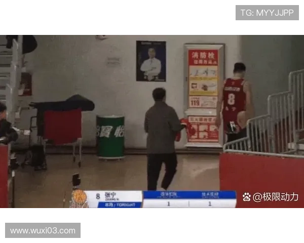 胡金秋抢篮板被判违体犯规引争议